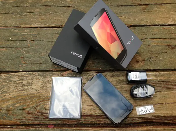nexus 4 unboxing 5 - for some reason we don't have an alt tag here
