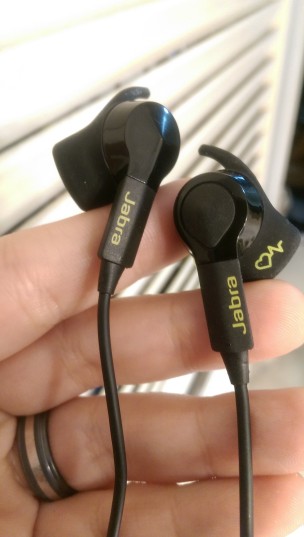 Jabra SPORT PULSE in hand